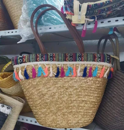 Красочные кисточки пшеницы женщины соломенная сумка