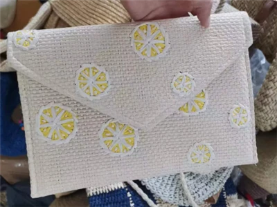 Женский клатч с бумажной вышивкой