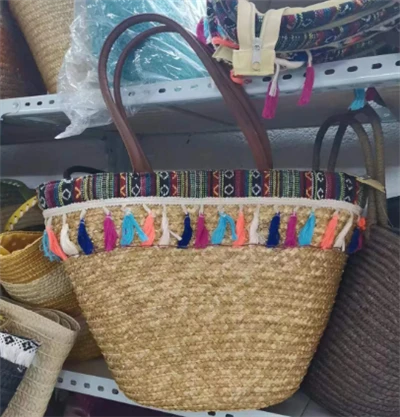 Красочные кисточки пшеницы женщины соломенная сумка