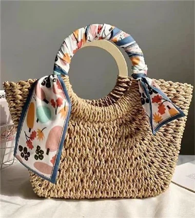 Женская сумка из плетеной бумаги с деревянными ручками
